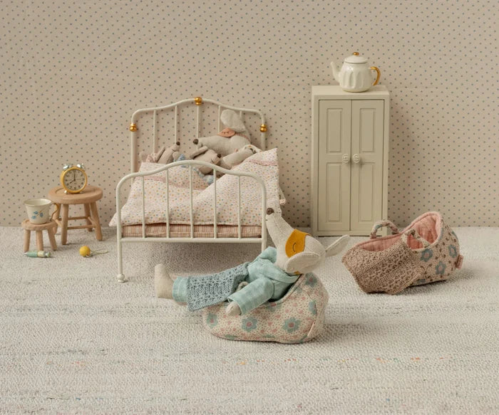 Carry Cot, Baby Mouse- Rose