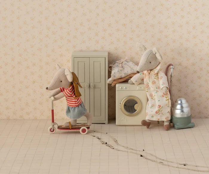 Cream Closet, Mouse
