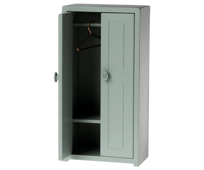Soft Blue Closet, Mouse