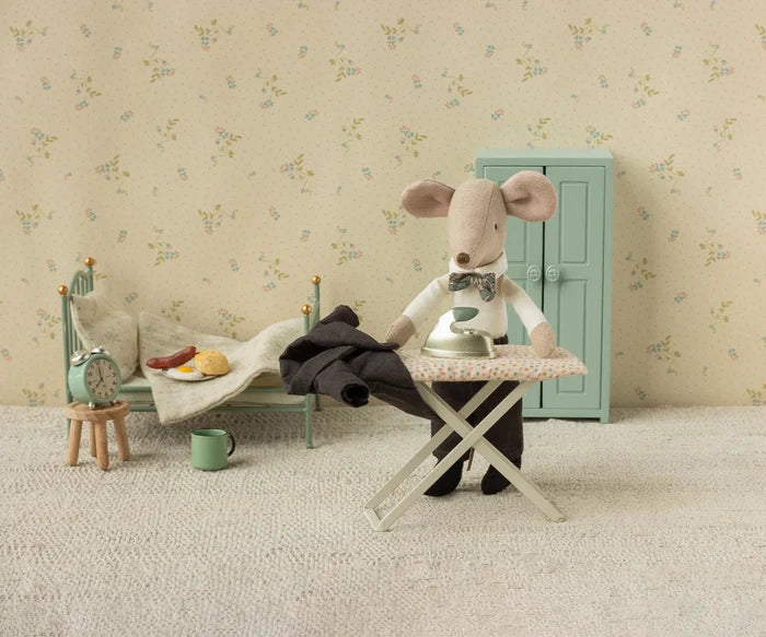 Wedding Suit, Dad Mouse